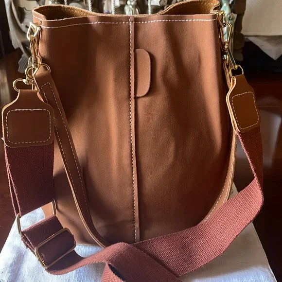 Hobo Brown Bucket Bag with Contrasting Stitching. - Picture 8 of 8
